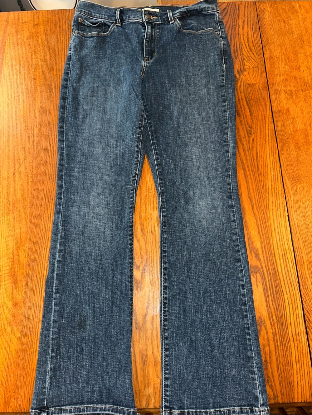 Levi's Women's Boot 👢👢 Cut Jeans in Denim medium Blue waterless “wash”